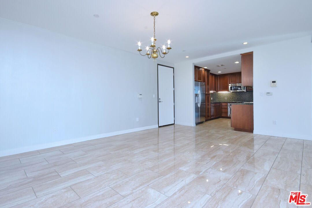 637 S Fairfax Ave Unit: 604