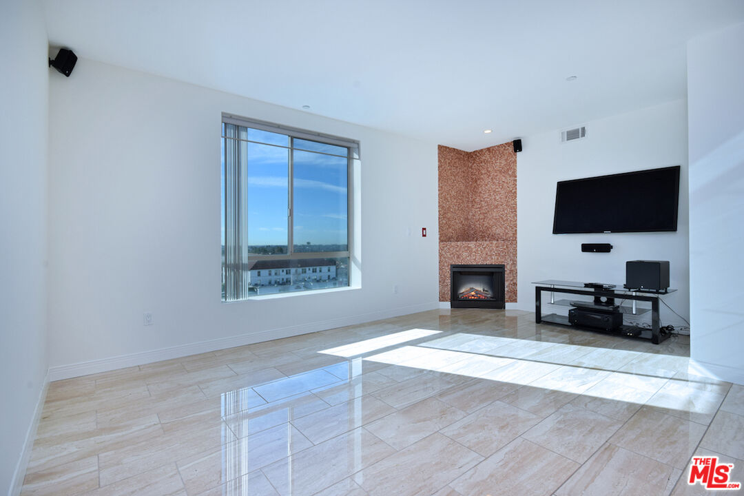 637 S Fairfax Ave Unit: 604