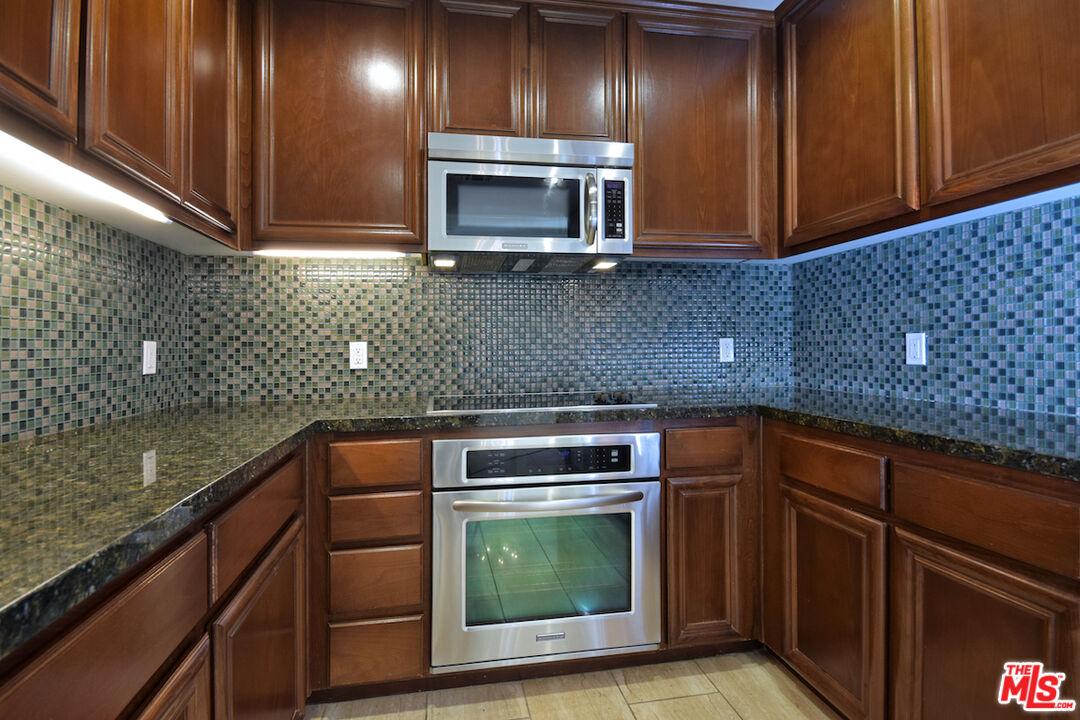 637 S Fairfax Ave Unit: 604