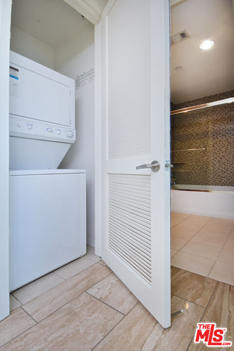 637 S Fairfax Ave Unit: 604
