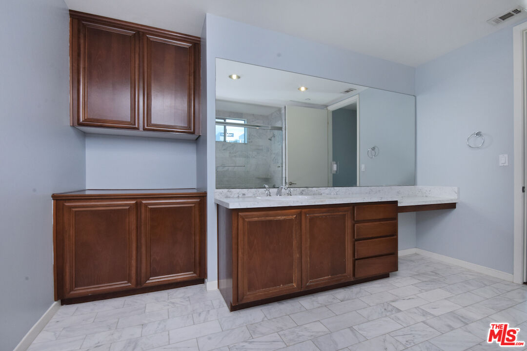 637 S Fairfax Ave Unit: 604