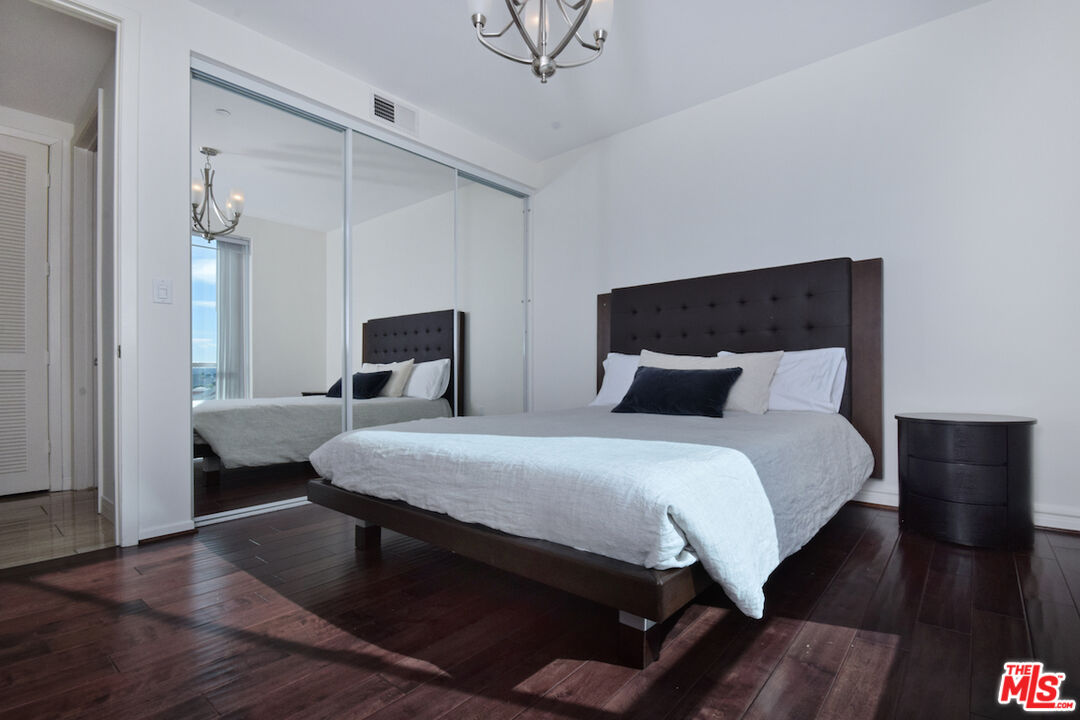 637 S Fairfax Ave Unit: 604
