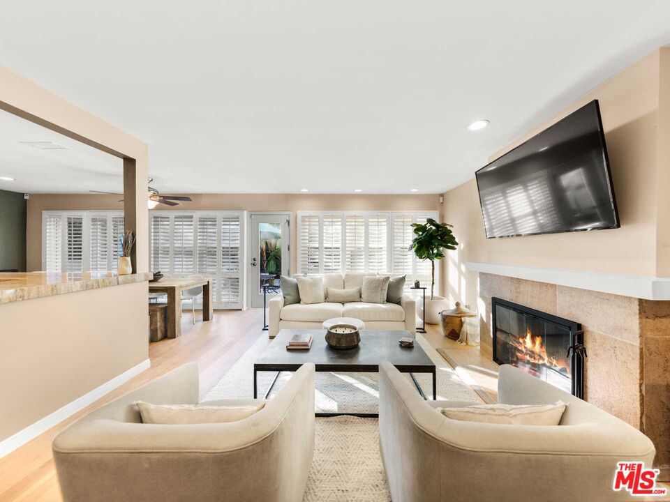 415 W Manchester Ave