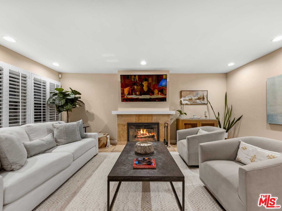 415 W Manchester Ave