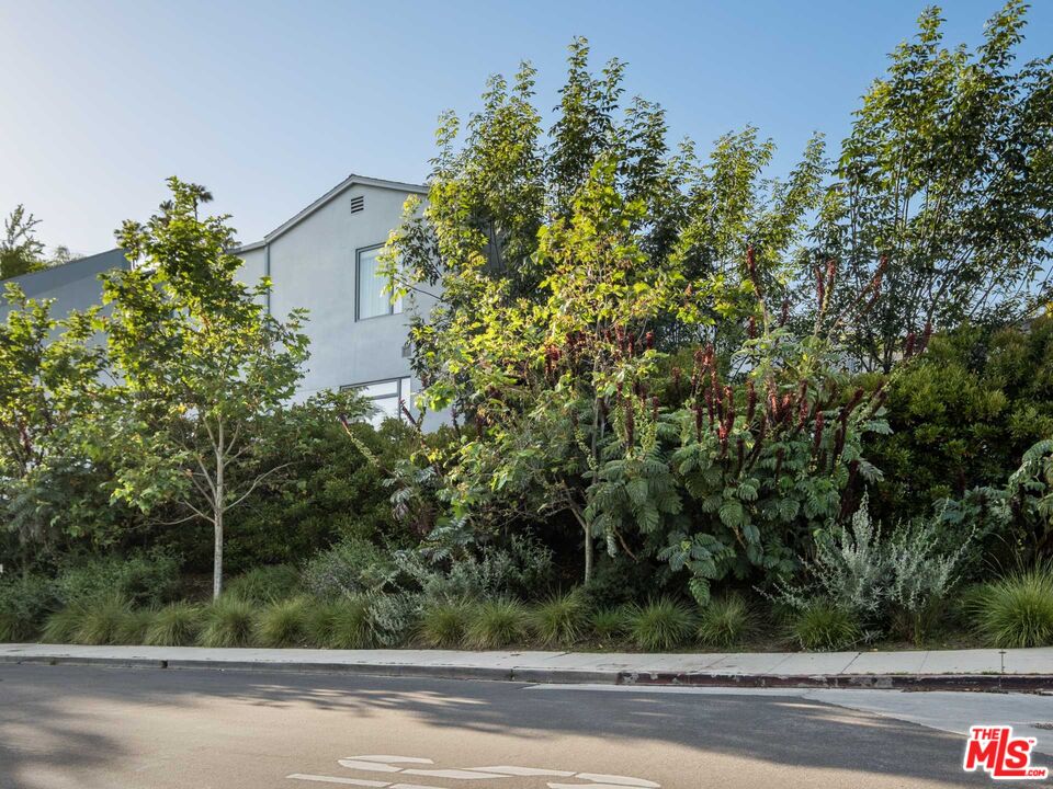 2401 N Commonwealth Ave