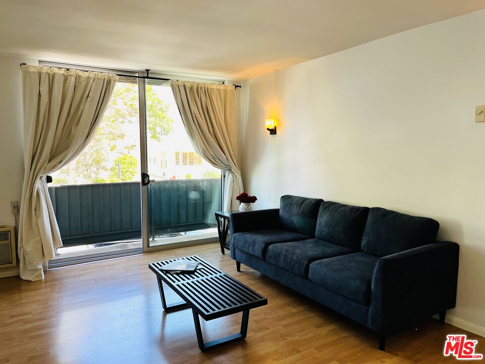 525 N Sycamore Ave Unit: 204