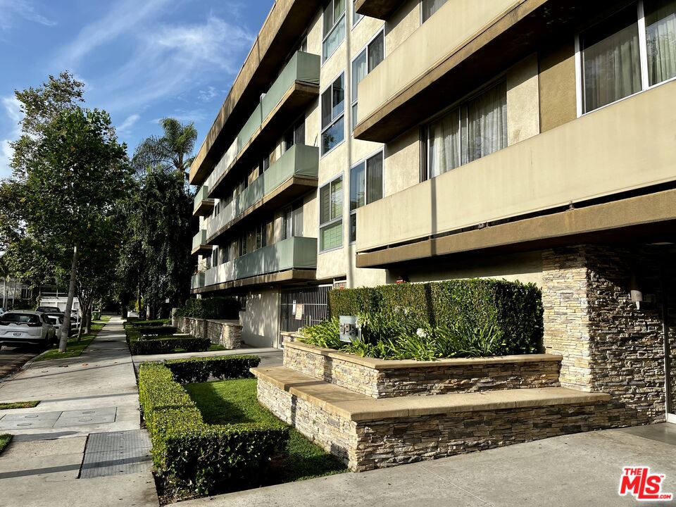 525 N Sycamore Ave Unit: 204