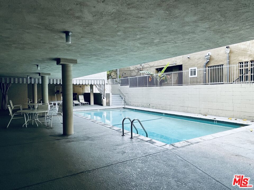525 N Sycamore Ave Unit: 204