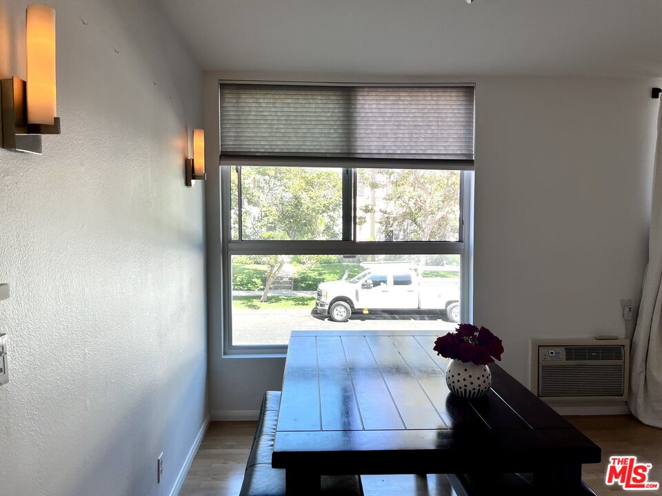525 N Sycamore Ave Unit: 204