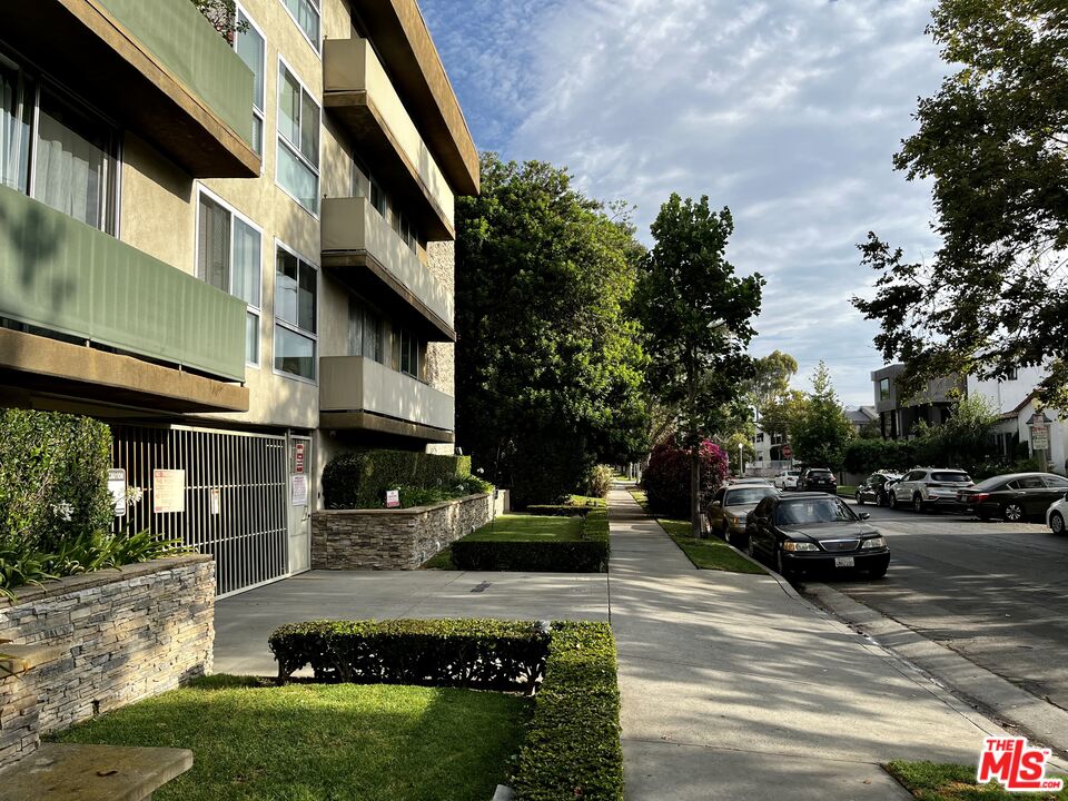 525 N Sycamore Ave Unit: 204