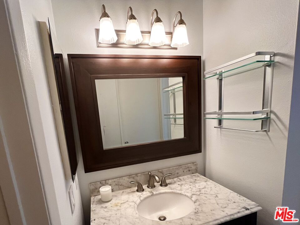 525 N Sycamore Ave Unit: 204