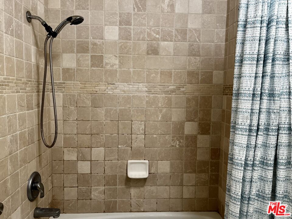 525 N Sycamore Ave Unit: 204