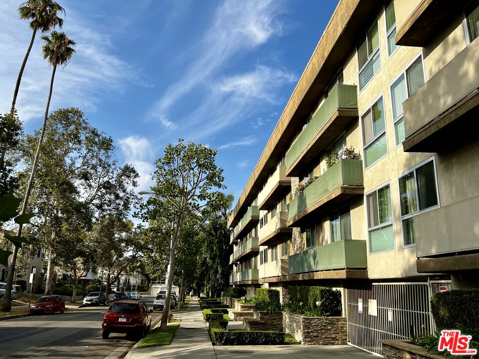 525 N Sycamore Ave Unit: 204