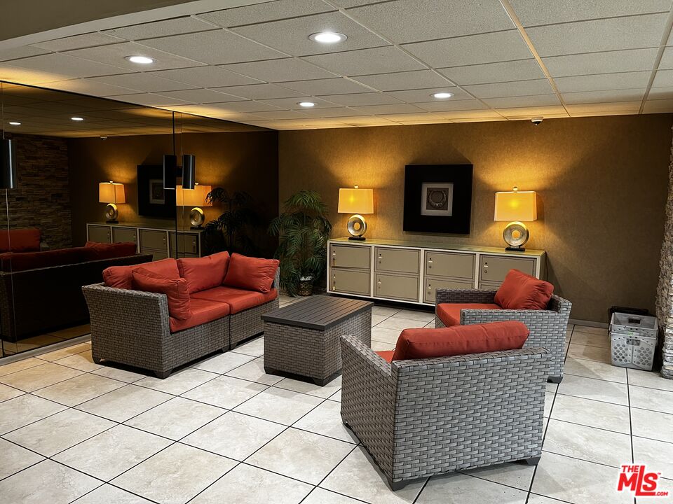 525 N Sycamore Ave Unit: 204
