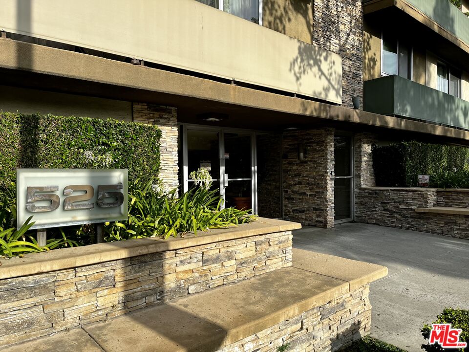 525 N Sycamore Ave Unit: 204