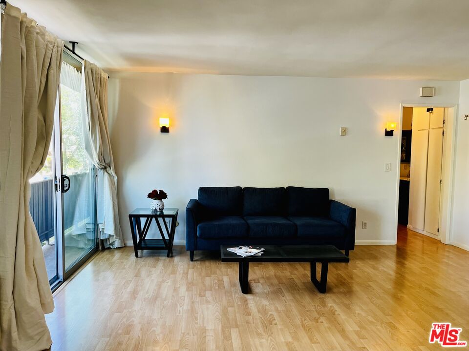 525 N Sycamore Ave Unit: 204
