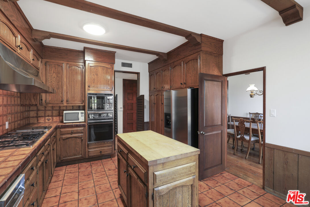 2401 Crest View Dr