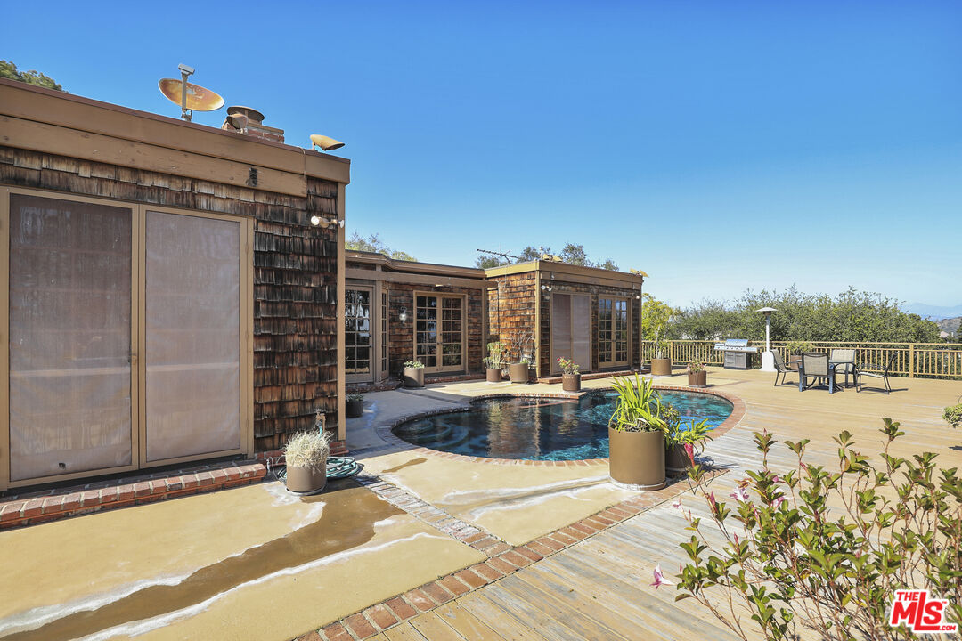 2401 Crest View Dr