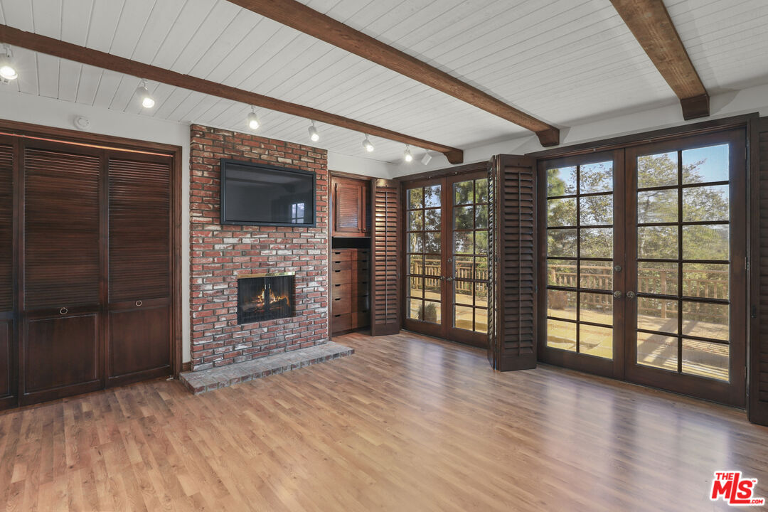 2401 Crest View Dr