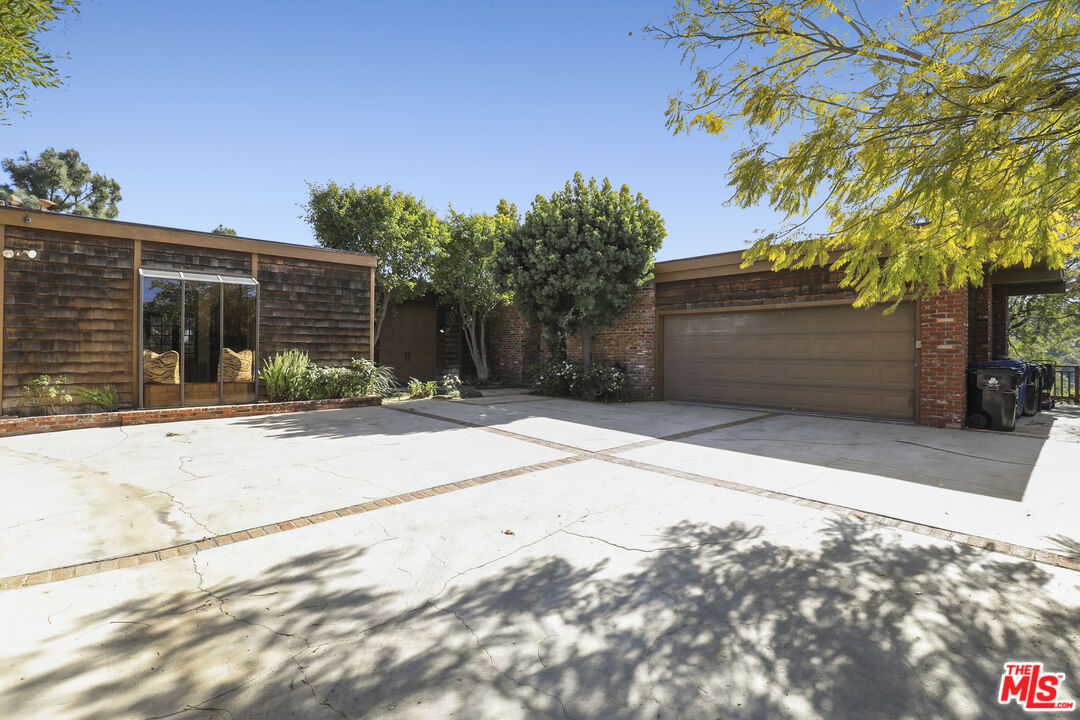 2401 Crest View Dr