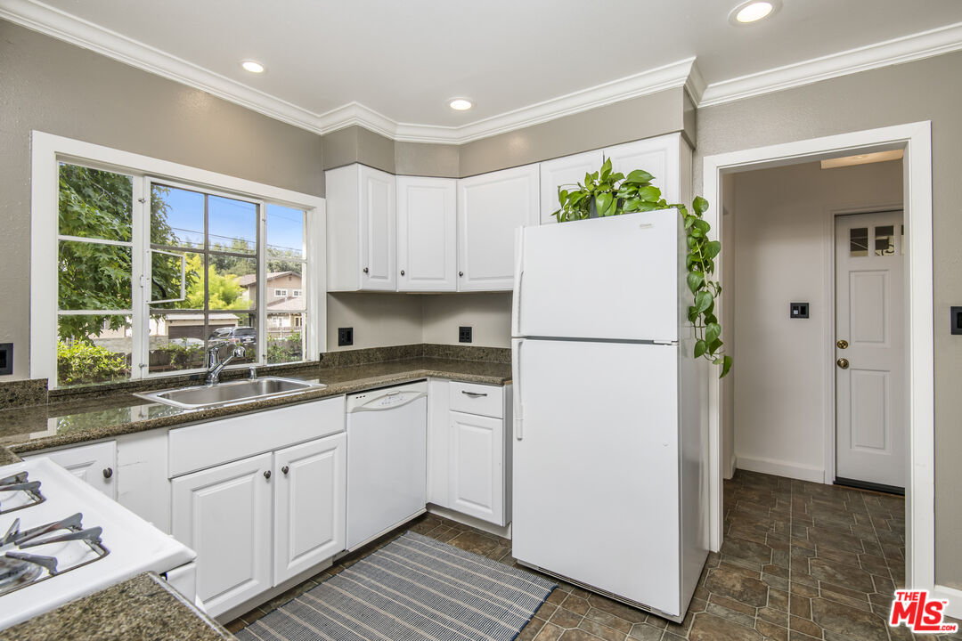 1229 N El Molino Ave