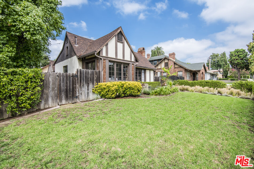 1229 N El Molino Ave