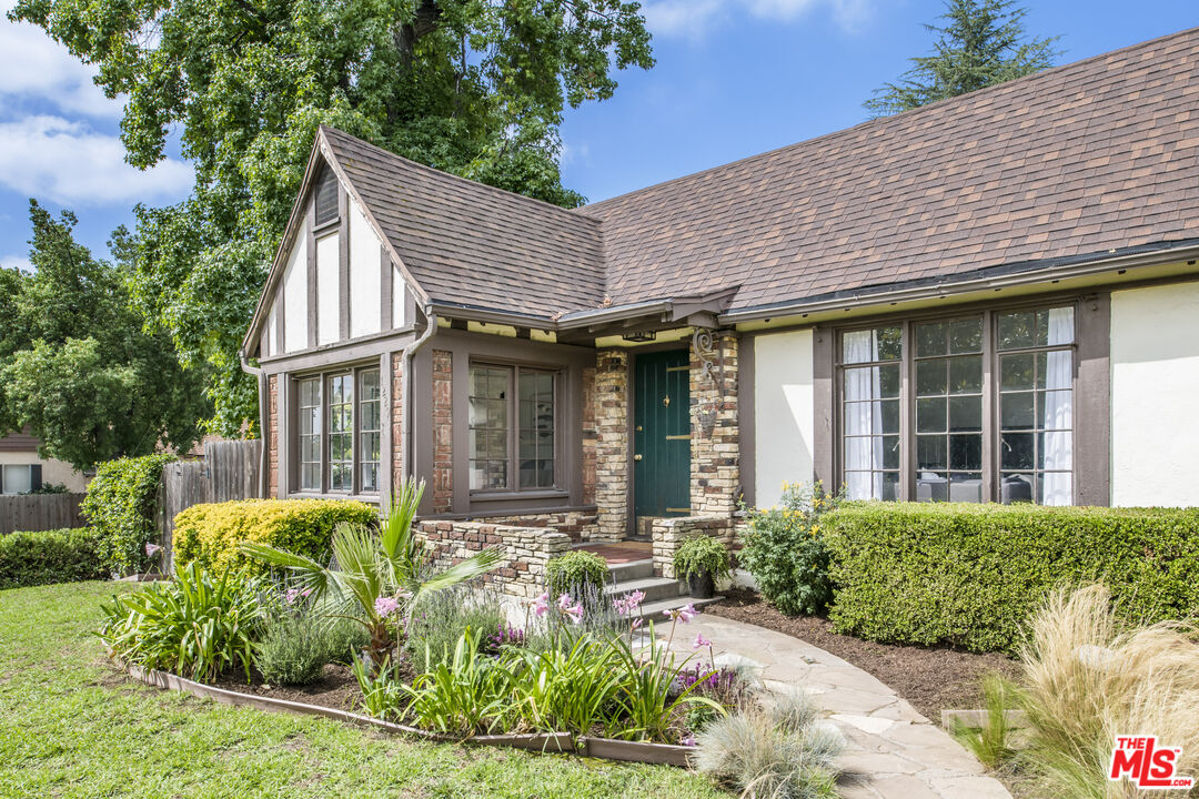 1229 N El Molino Ave
