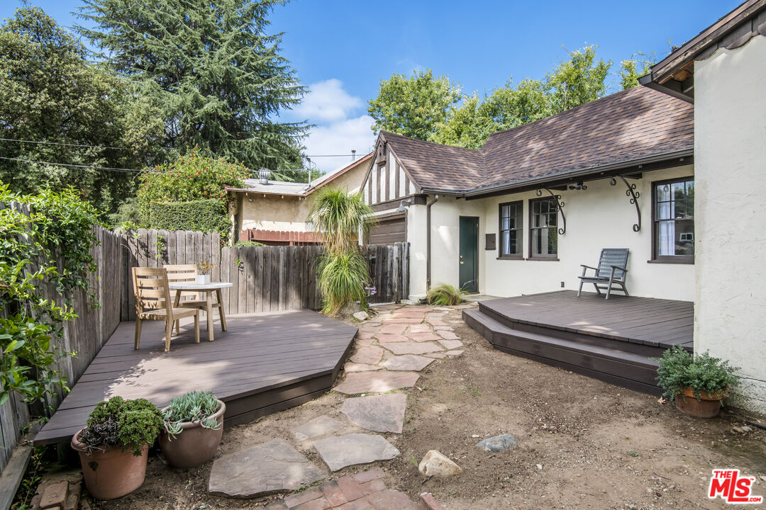 1229 N El Molino Ave