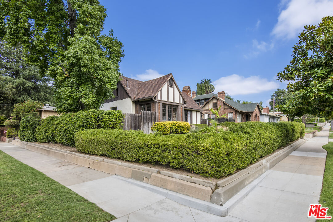 1229 N El Molino Ave