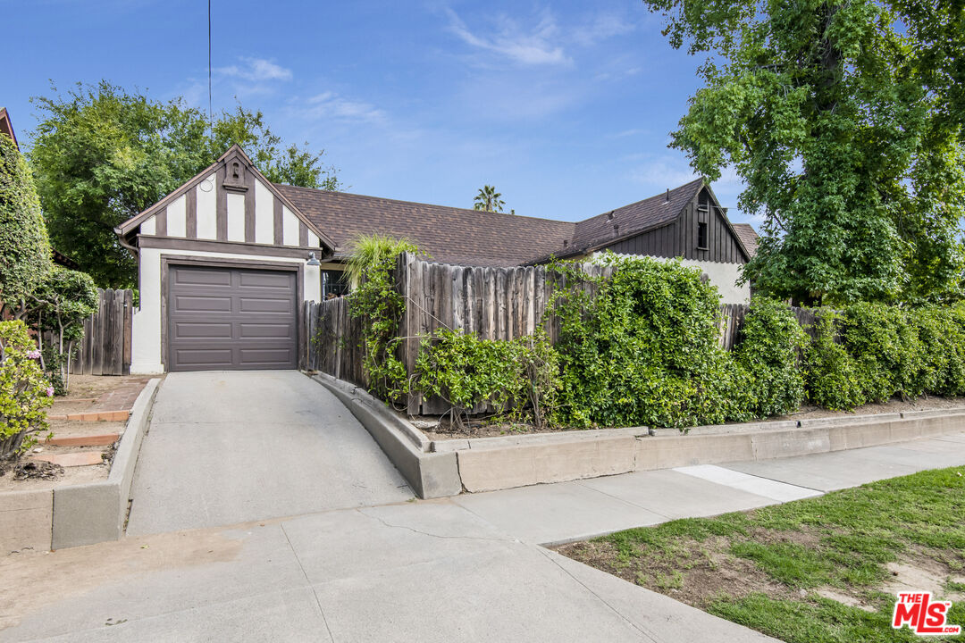 1229 N El Molino Ave