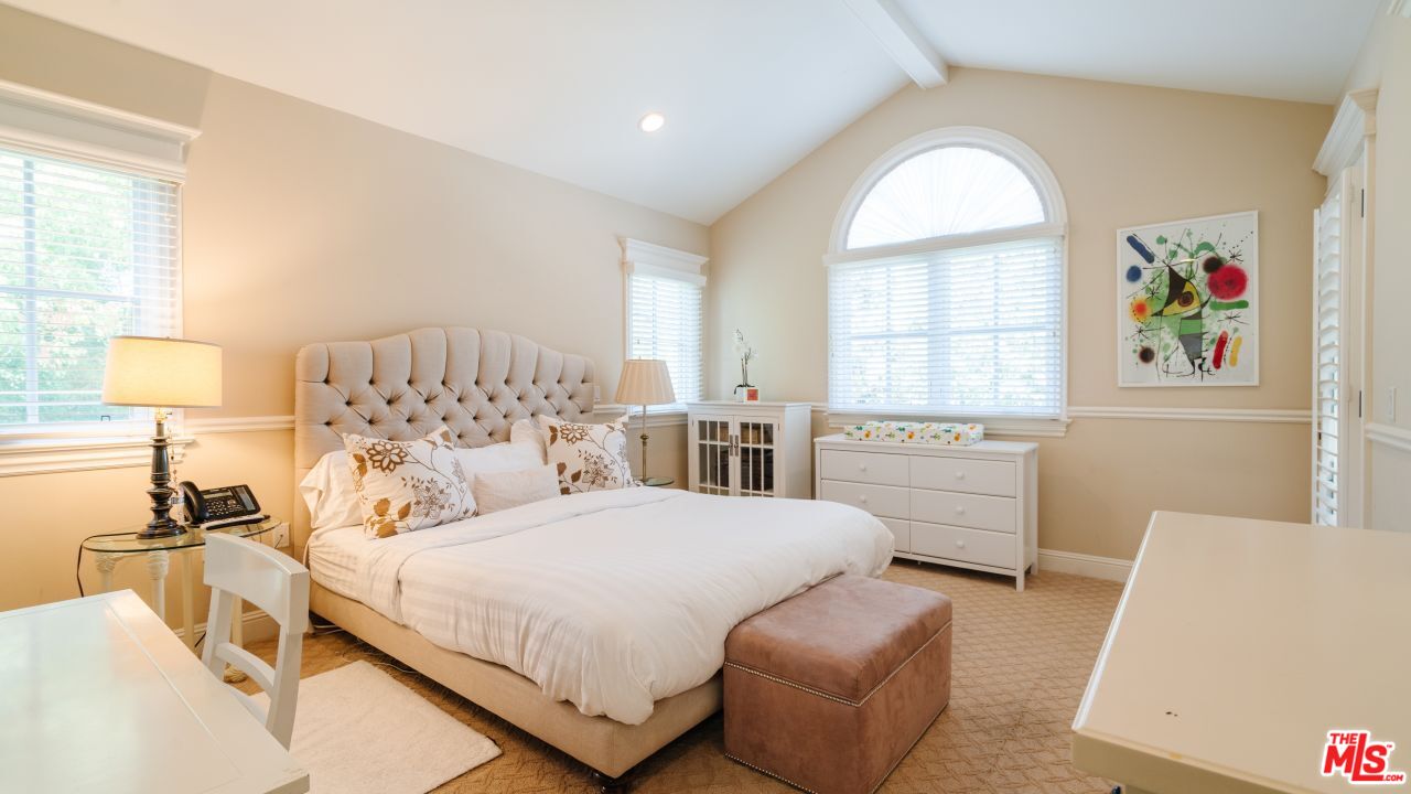 321 S GRETNA GREEN WAY