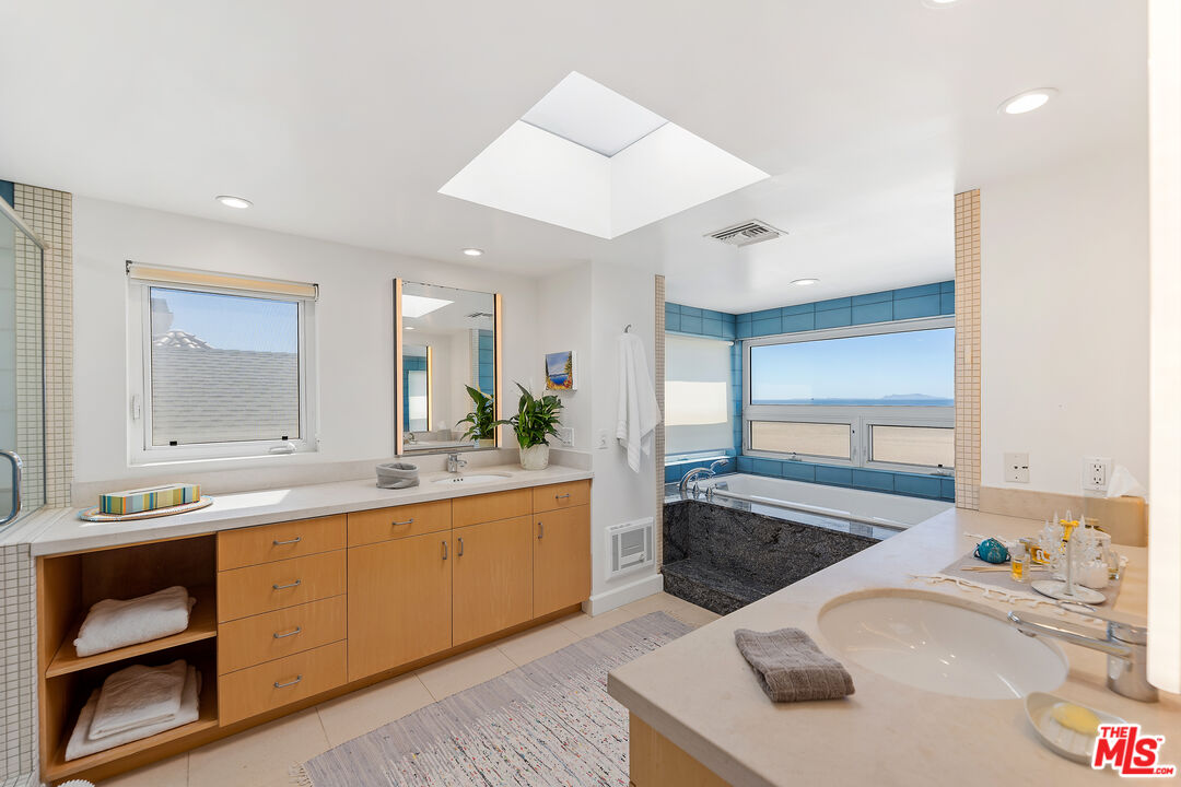 3741 Ocean Dr