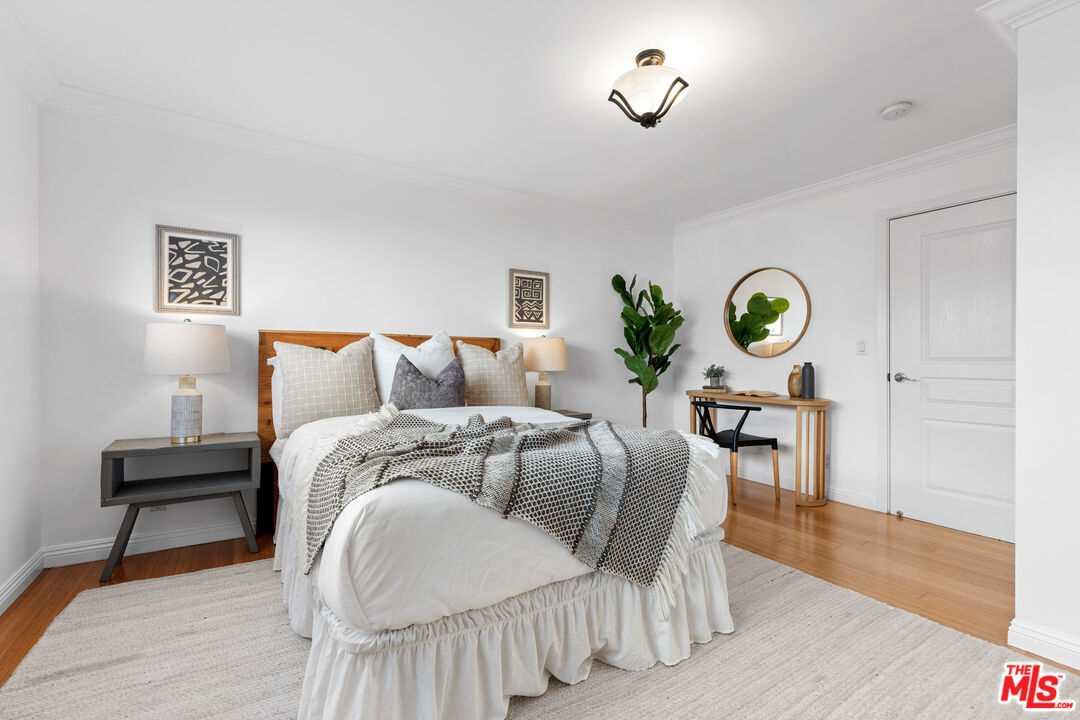 1154 S Barrington Ave Unit: 212