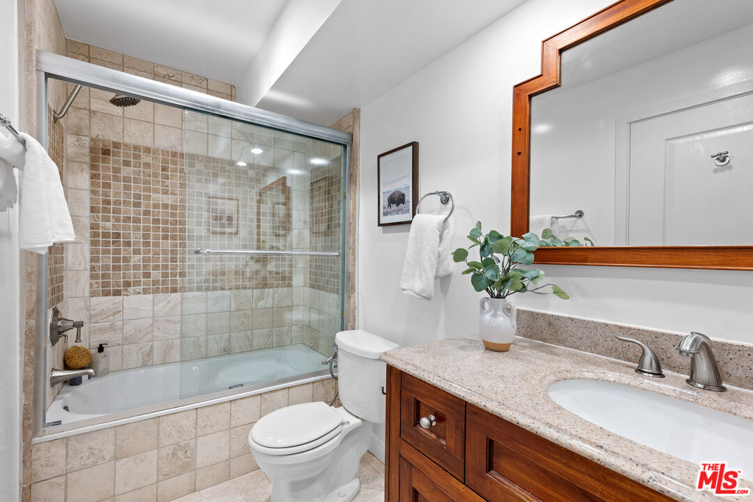 1154 S Barrington Ave Unit: 212
