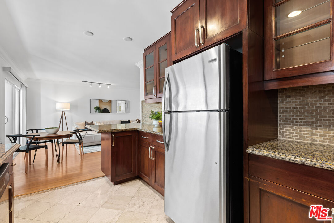 1154 S Barrington Ave Unit: 212