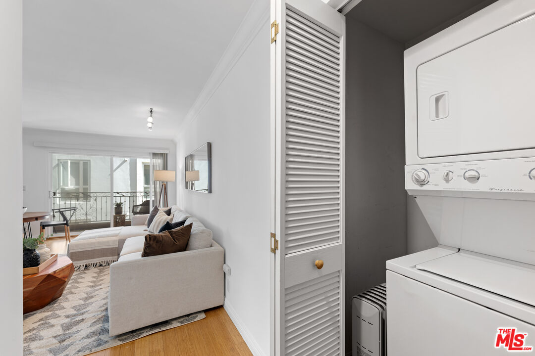 1154 S Barrington Ave Unit: 212