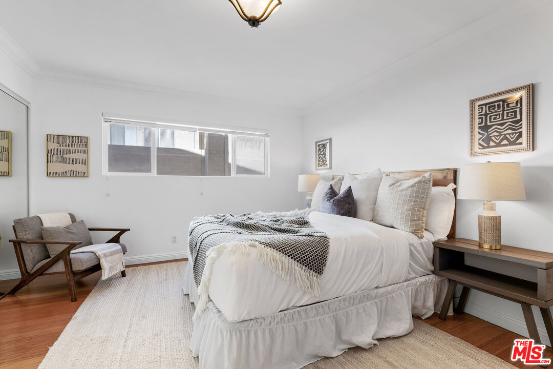 1154 S Barrington Ave Unit: 212