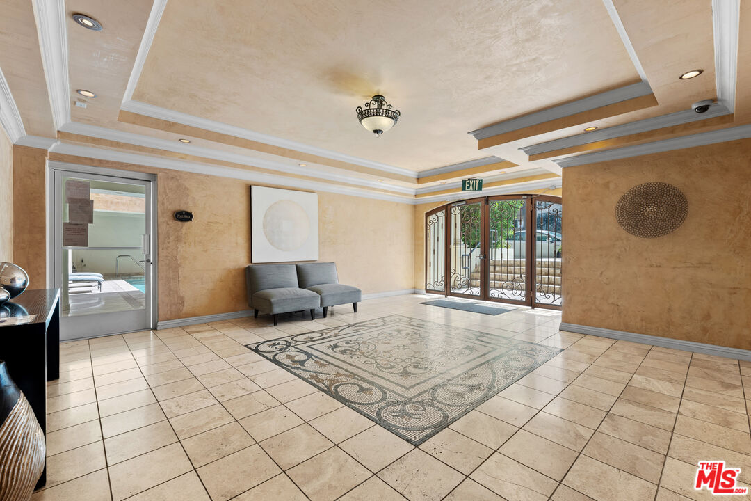 1154 S Barrington Ave Unit: 212