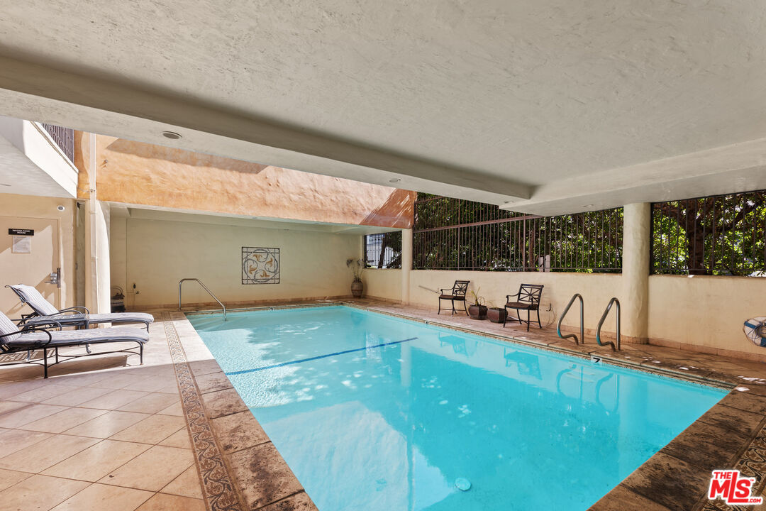 1154 S Barrington Ave Unit: 212