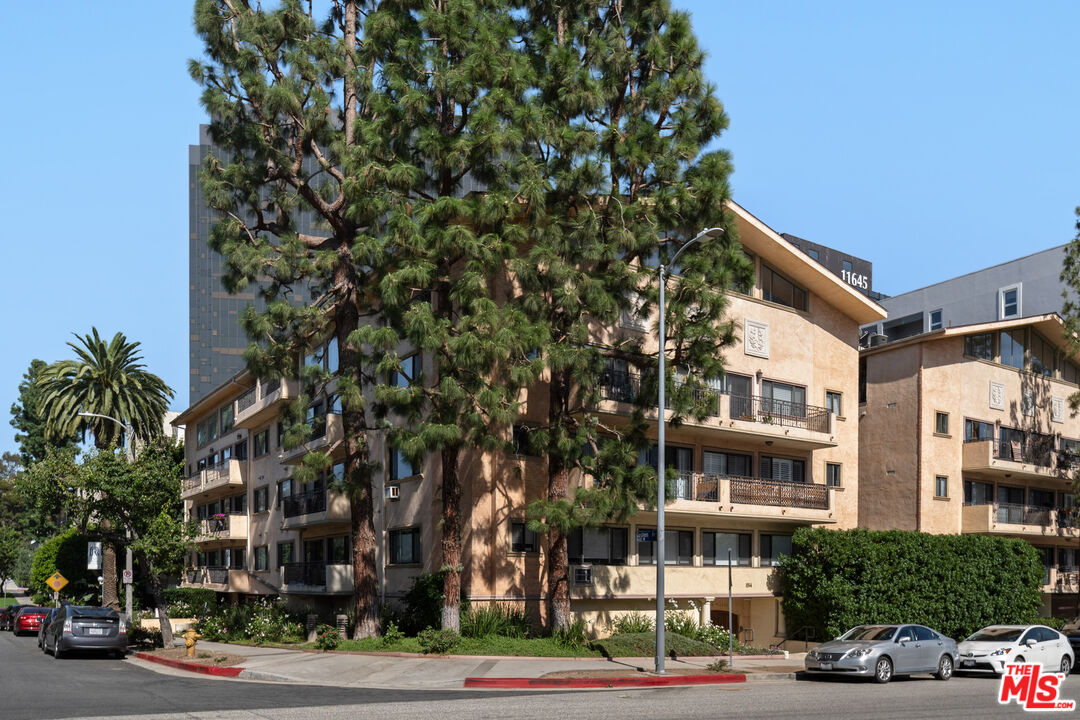 1154 S Barrington Ave Unit: 212