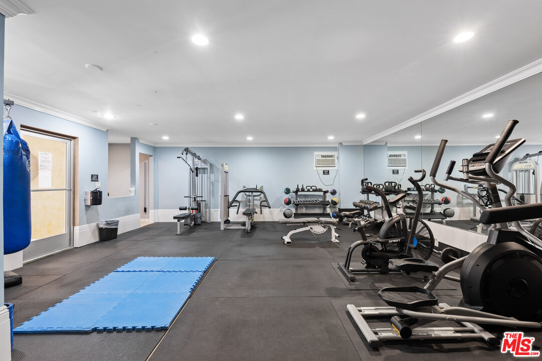 1154 S Barrington Ave Unit: 212