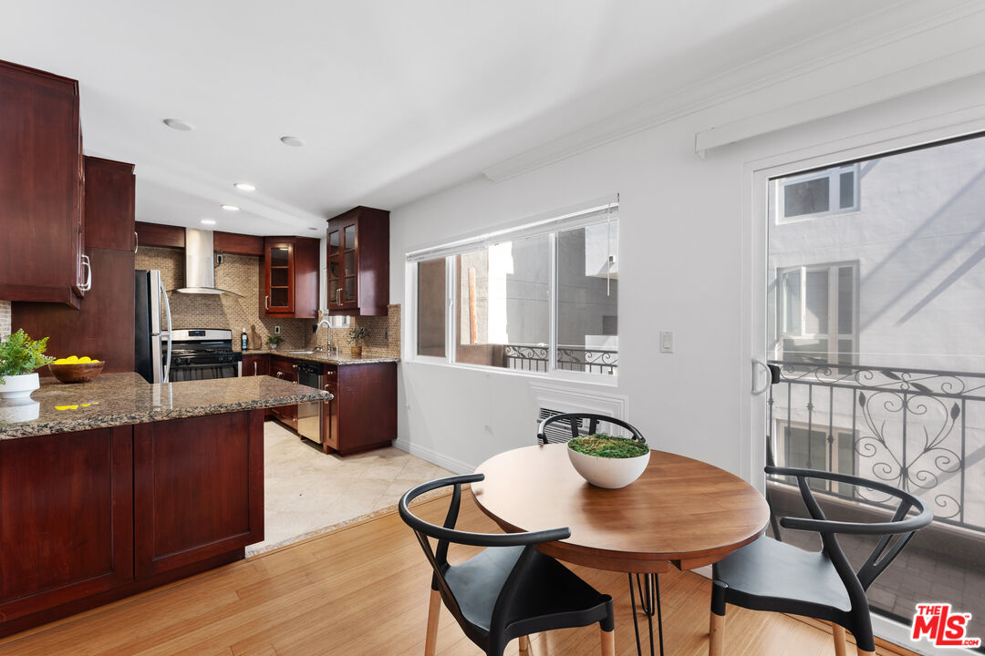 1154 S Barrington Ave Unit: 212