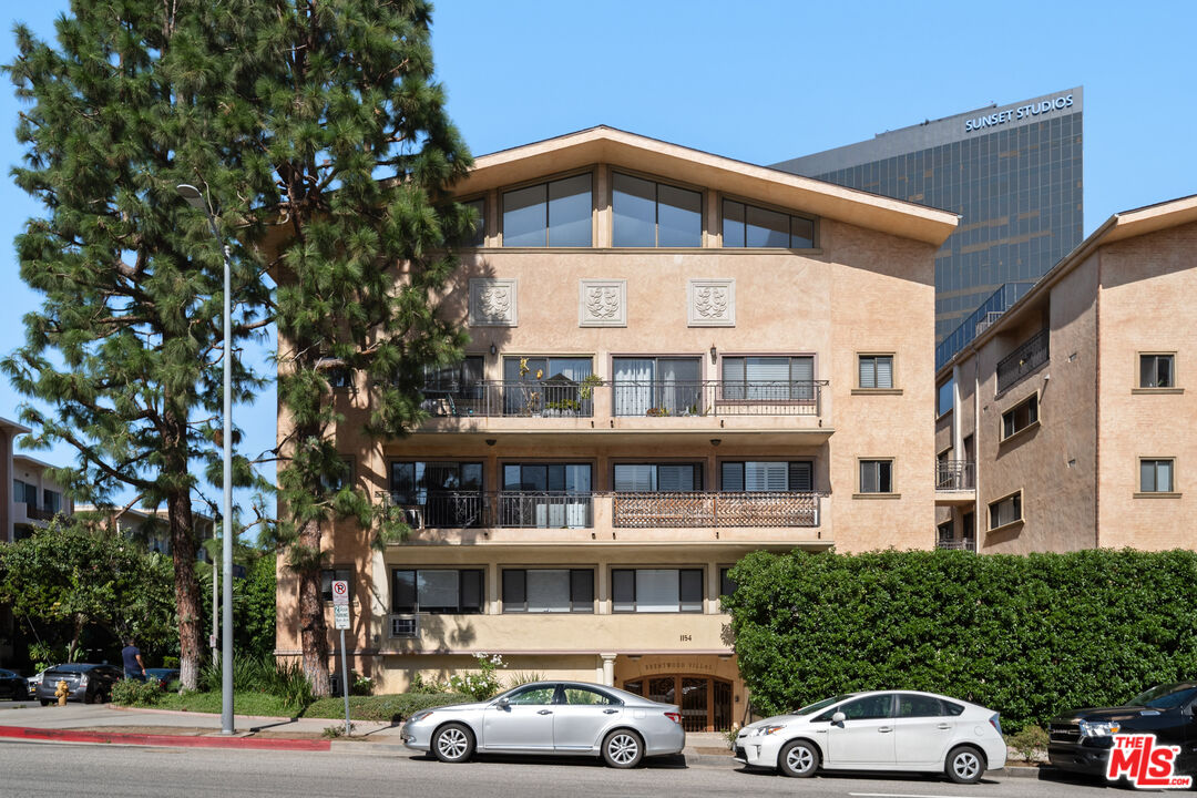 1154 S Barrington Ave Unit: 212