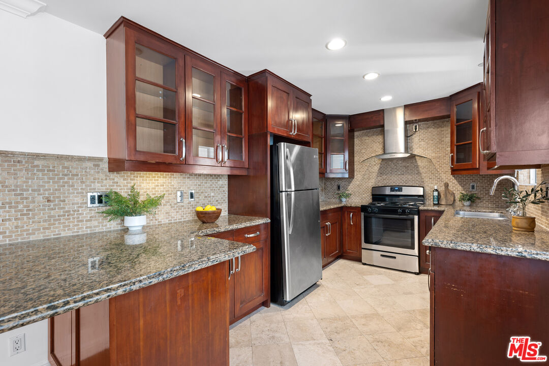 1154 S Barrington Ave Unit: 212