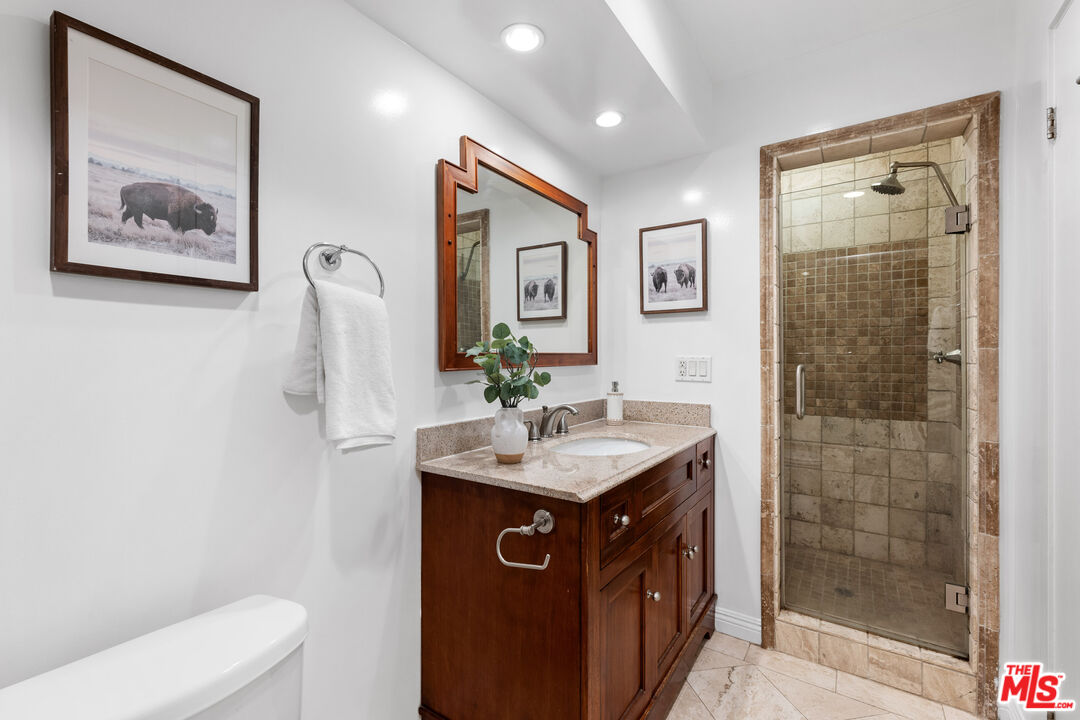 1154 S Barrington Ave Unit: 212