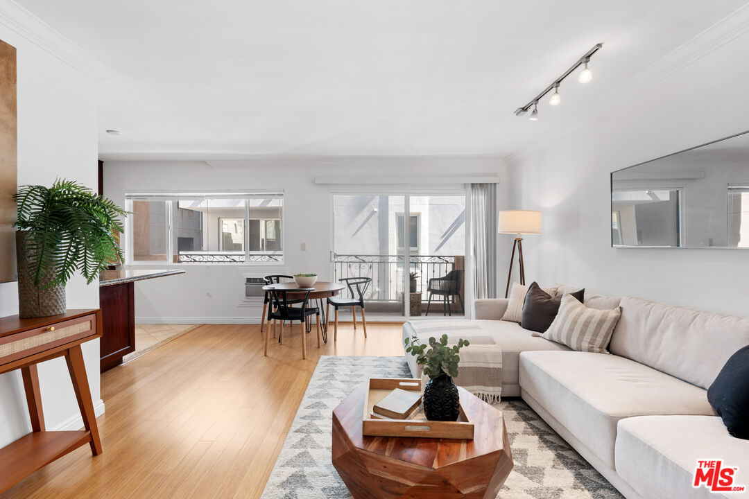 1154 S Barrington Ave Unit: 212
