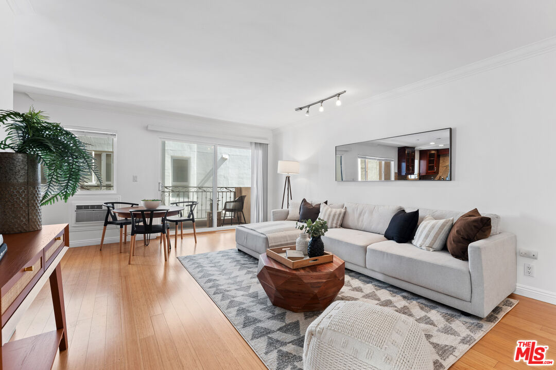 1154 S Barrington Ave Unit: 212