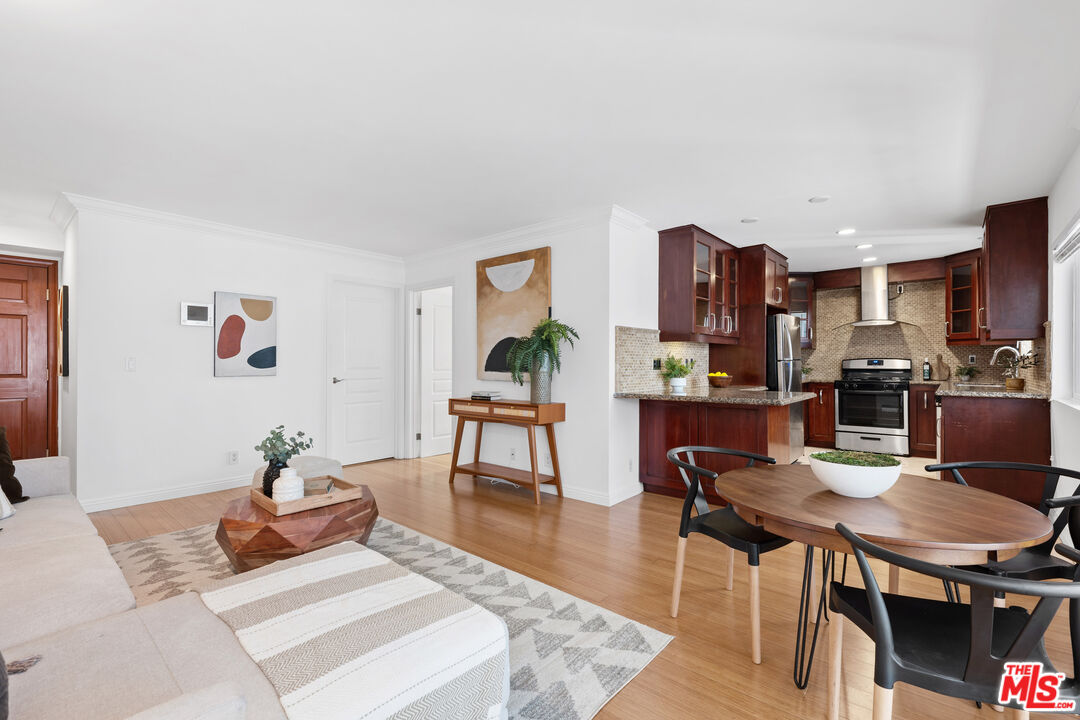 1154 S Barrington Ave Unit: 212