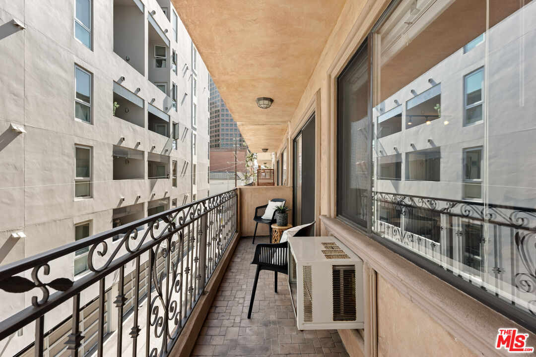 1154 S Barrington Ave Unit: 212