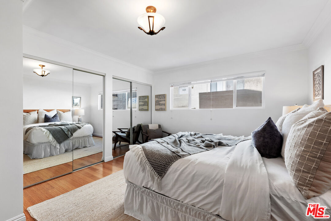 1154 S Barrington Ave Unit: 212